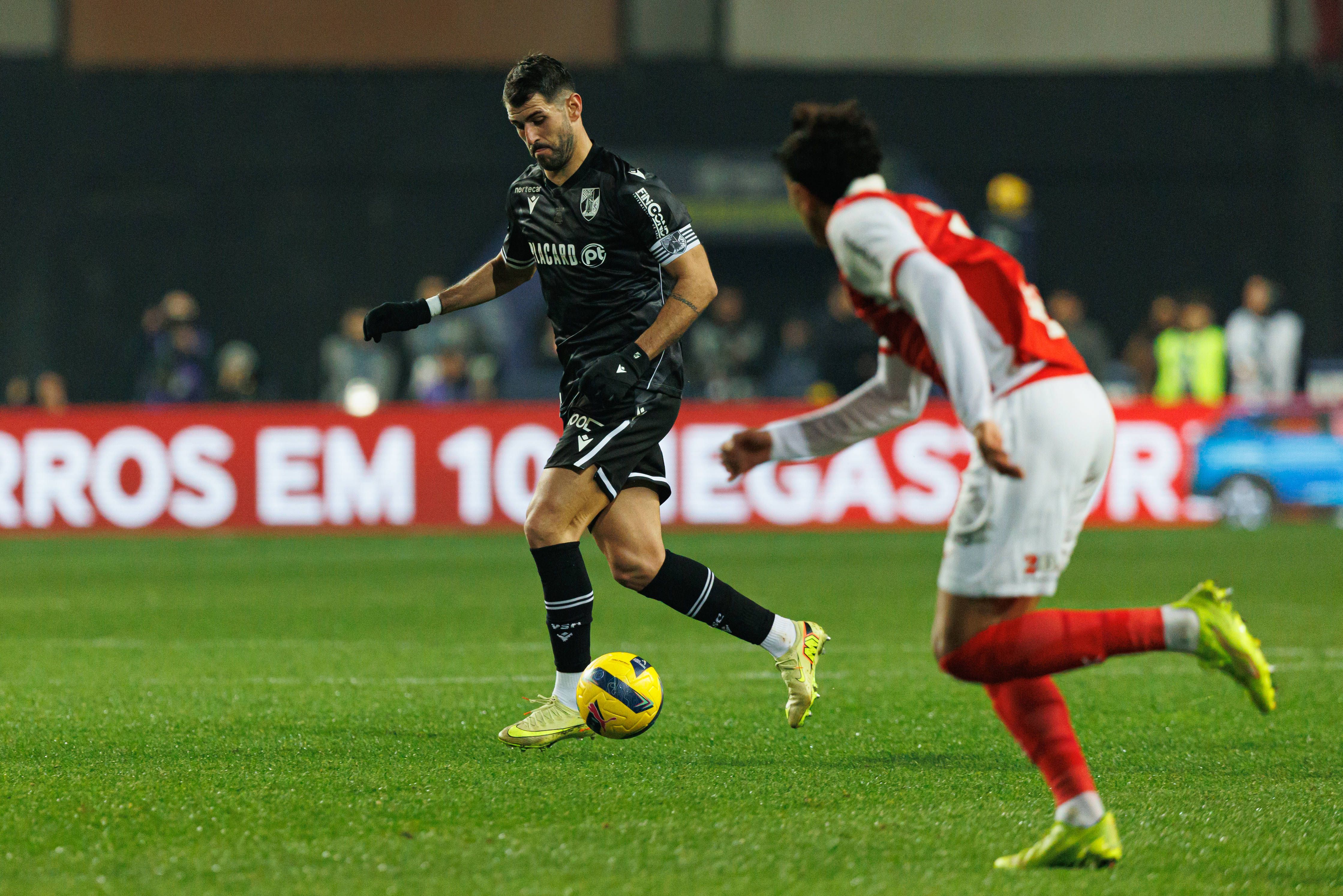 Nélson Oliveira foi apontado como grande promessa do Benfica. Esteve no estrangeiro antes de regressar a Portugal pela porta do Vitória de Guimarães