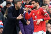 Michael Carrick a dar instruções ao capitão Bruno Fernandes