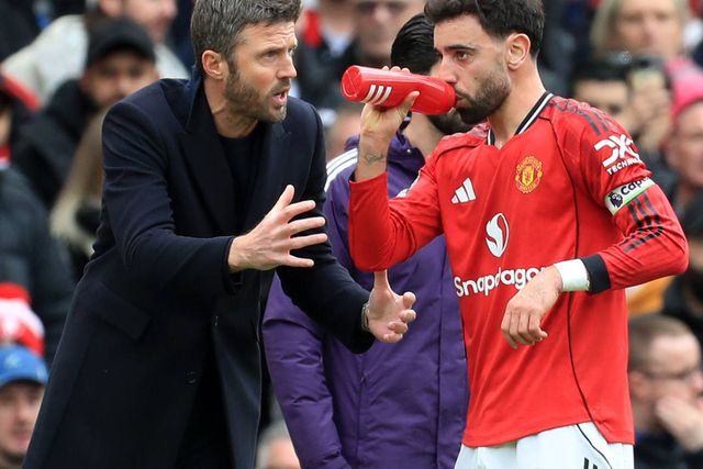 Michael Carrick a dar instruções ao capitão Bruno Fernandes