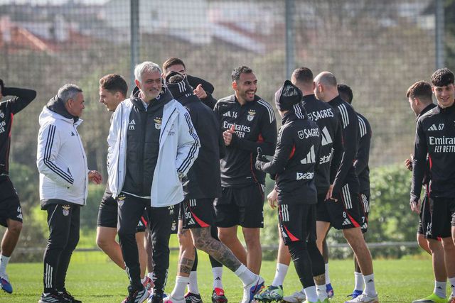 O treinador José Morinho e jogadores sorridentes num treino do Benfica (foto: SL Benfica)