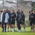 O treinador José Morinho e jogadores sorridentes num treino do Benfica (foto: SL Benfica)