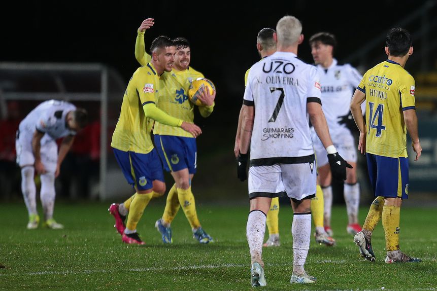 Noite bem amarelada permite aos lobos respirarem um pouco melhor na tabela classificativa - Foto: Manuel Fernando Araújo/LUSA