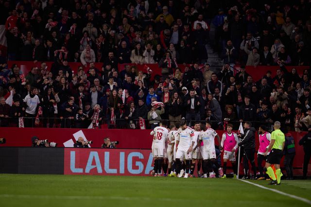 Jogadores do Sevilha festejam em casa