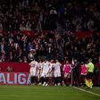 Jogadores do Sevilha festejam em casa