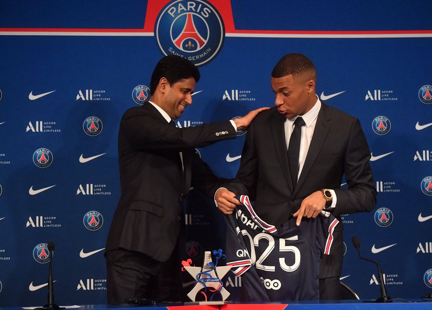 Kylian Mbappé deixou o PSG, presidido por Nasser al-Khelaifi  (esq.) no verão de 2024