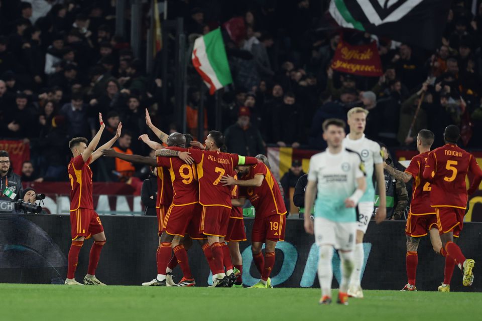 Roma goleia Brighton e está com um pé nos quartos de final da Liga Europa
