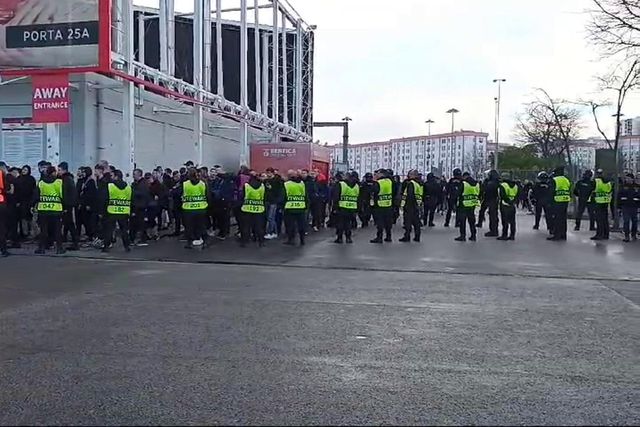 Chegada dos adeptos do Rangers à Luz