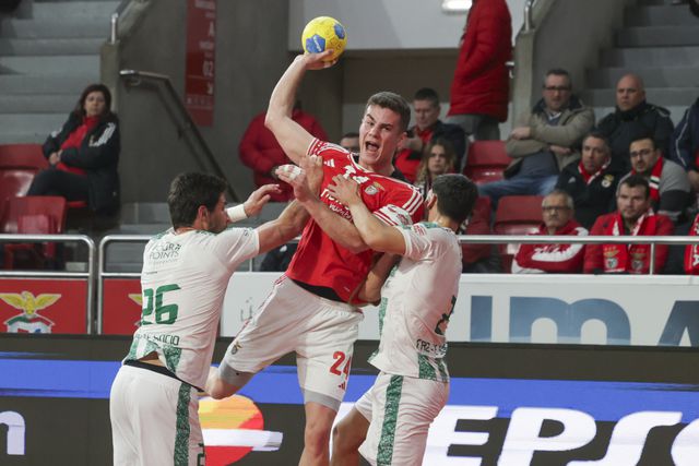 Benfica vence V. Setúbal e pressiona FC Porto