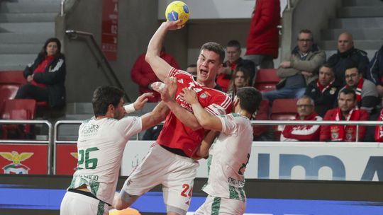 Benfica vence V. Setúbal e pressiona FC Porto