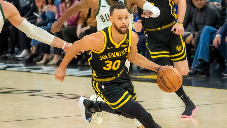 Alerta com Curry nos Warriors