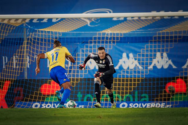 Estoril: Cassiano deve liderar regressos ao onze na Luz