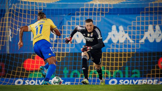 Estoril: Cassiano deve liderar regressos ao onze na Luz