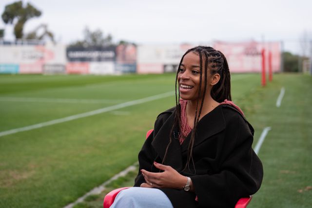 «O meu padrasto proibiu-me de jogar futebol porque viu duas raparigas a beijarem-se»