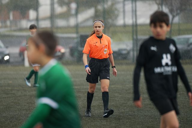 A árbitra de 14 anos que resiste ao frio e à chuva de insultos
