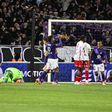 Jogadores do Toulouse celebram golo tardio marcado ao Mónaco, cujos jogadores reagem de forma desesperada, com as mãos na cabeça