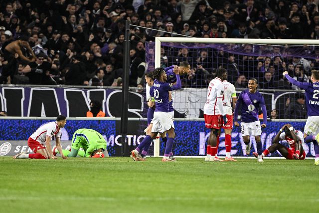 Jogadores do Toulouse celebram golo tardio marcado ao Mónaco, cujos jogadores reagem de forma desesperada, com as mãos na cabeça