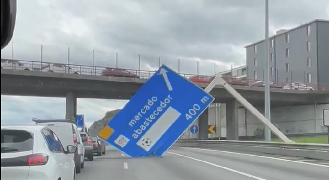 Queda de painel de sinalização na VCI