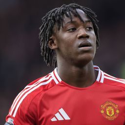 Kobbie Mainoo durante um jogo do Manchester United
