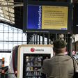 Passageiro consulta ecrã informativo que anuncia circulação interrompida na sequência da descoberta de uma bomba da II Guerra Mundial, junto à Gare du Nord em Paris (EPA/TERESA SUAREZ)
