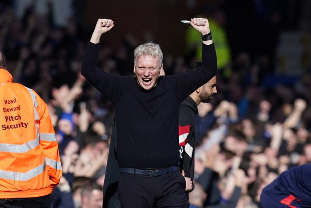 David Moyes, treinador do Everton, celebra um golo da equipa com os punhos no ar