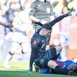 Entrada violenta de Liam Roberts, que acertou com a chuteira na cara de Mateta