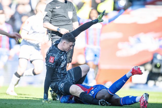 Entrada violenta de Liam Roberts, que acertou com a chuteira na cara de Mateta