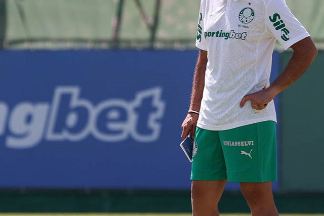 Abel Ferreira durante um treino do Palmeiras, que prepara o início de mais um Brasileirão