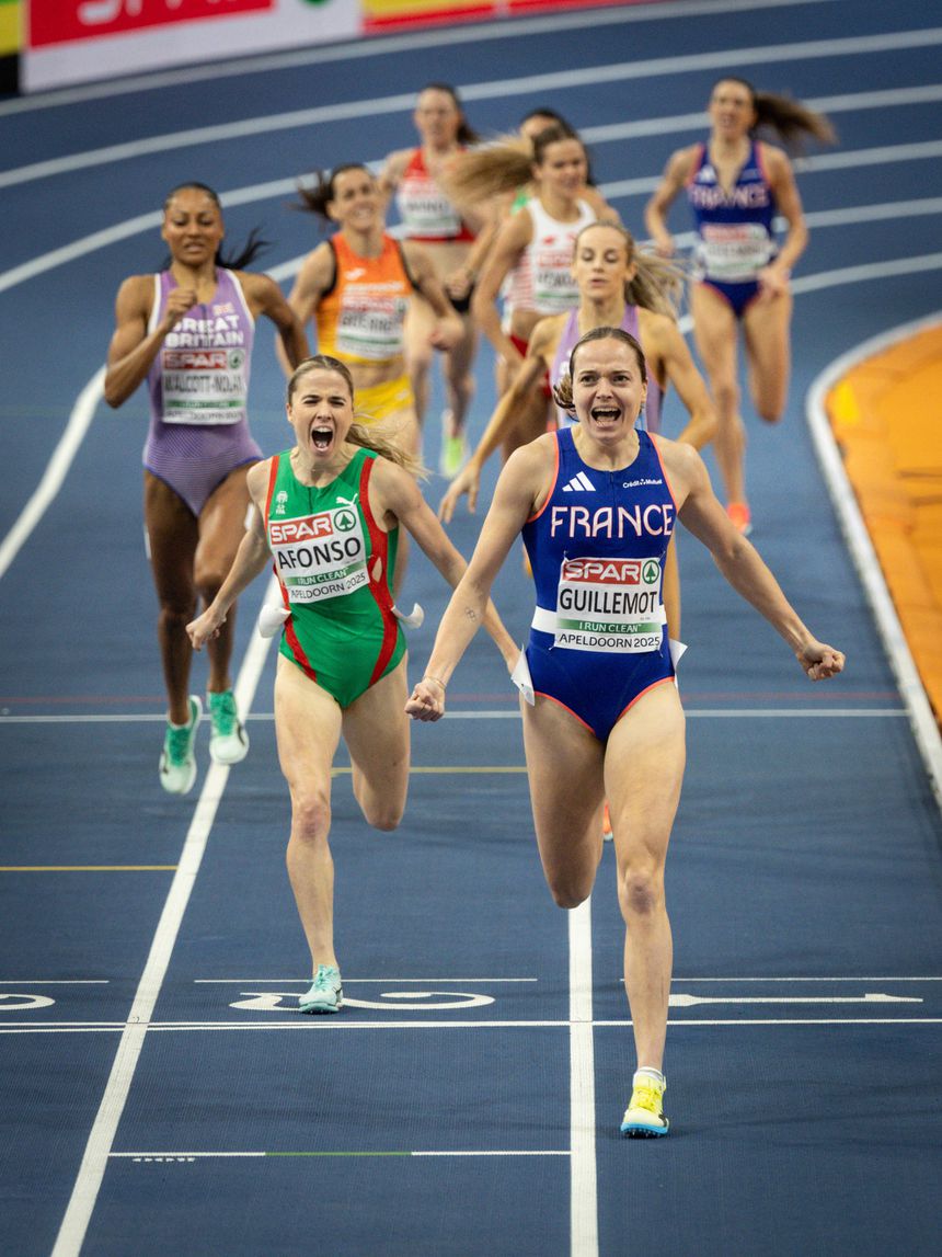 Francesa Agathe Guillemot venceu os 1500 metros femininos no Europeu de pista curta em Alperdoon, Países Baixos, à frente da portuguesa Salomé Afonso