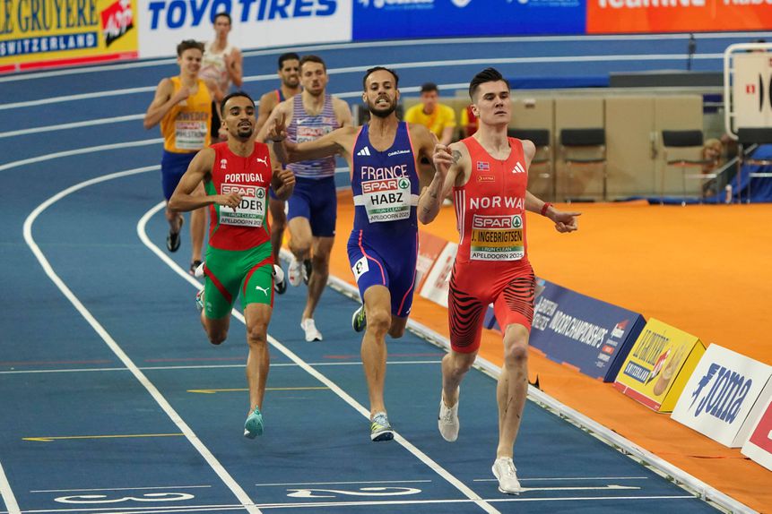 Jakob Ingebrigtsen, da Noruega, venceu os 1500 metros nos Europeus de pista curta em Alperdoon, nos Países Baixos, à frente de Azeddine Habz, da França, e Isaac Nader, de Portugal
