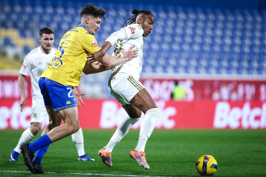 Felix Bacher teve bastante trabalho perante o poderio físico de Cassiano - Foto: Rodrigo Antunes/LUSA