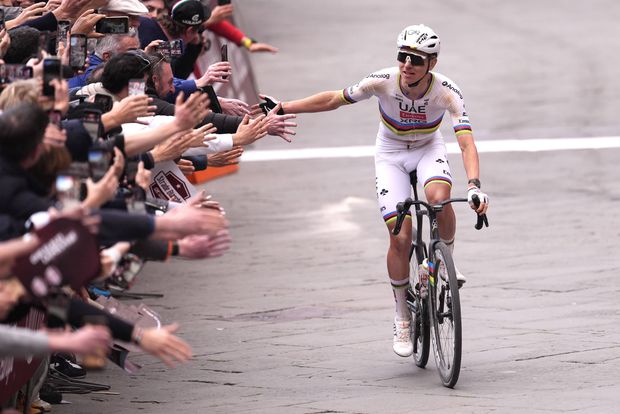 Pogacar antes de cortar a meta na Strade Bianche