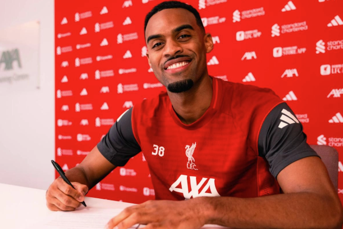 Ryan Gravenberch a assinar contrato com o Liverpool - Foto: Liverpool