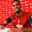 Ryan Gravenberch a assinar contrato com o Liverpool - Foto: Liverpool
