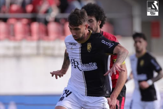 Dário Poveda, avançado dos algarvios, e João Miguel, defesa dos durienses, deram corpo ao equilíbrio do duelo - Foto: Farense