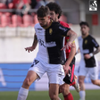 Dário Poveda, avançado dos algarvios, e João Miguel, defesa dos durienses, deram corpo ao equilíbrio do duelo - Foto: Farense