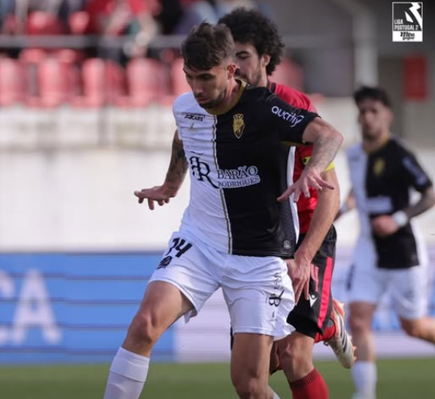Dário Poveda, avançado dos algarvios, e João Miguel, defesa dos durienses, deram corpo ao equilíbrio do duelo - Foto: Farense