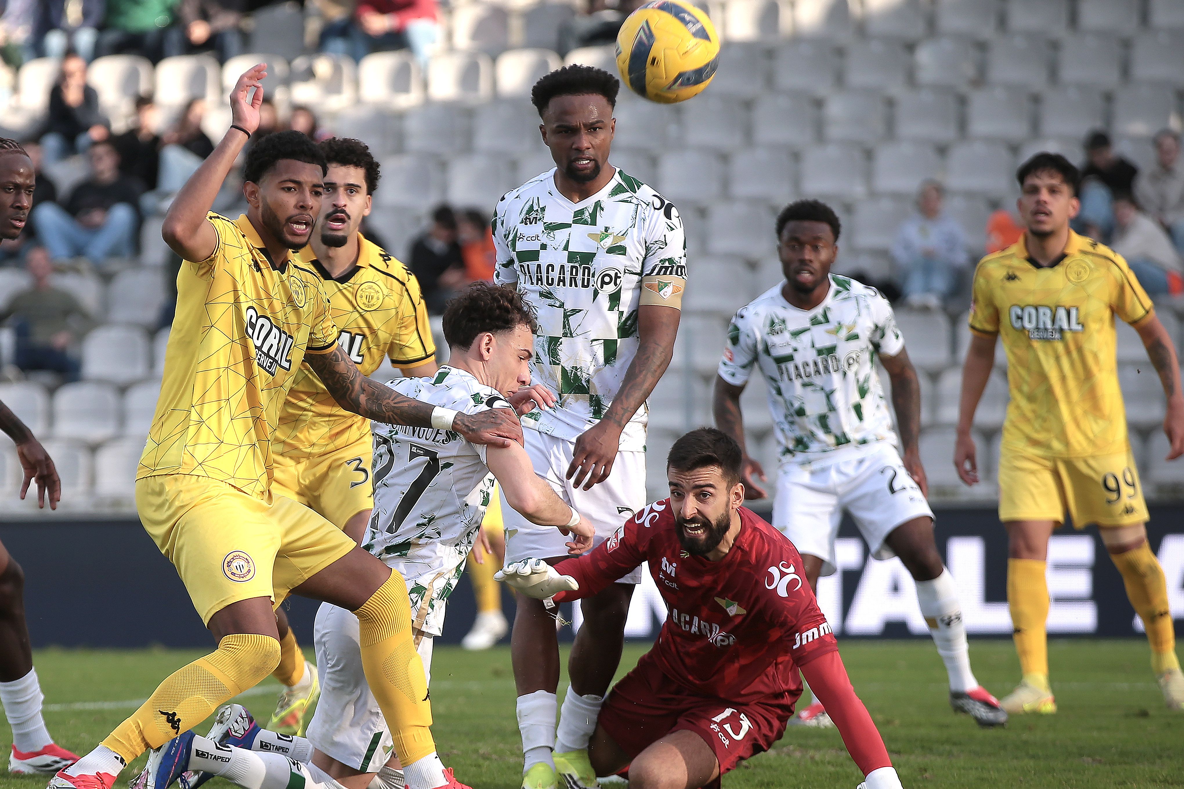 Moreirense e Nacional empataram (1-1) em jogo da 25.ª jornada da Liga. -Foto: MANUEL FERNANDO ARAUJO/LUSA