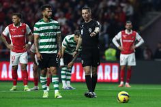 Miguel Nogueira foi o árbitro da partida - Foto: LUSA