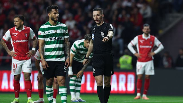 Miguel Nogueira foi o árbitro da partida - Foto: LUSA