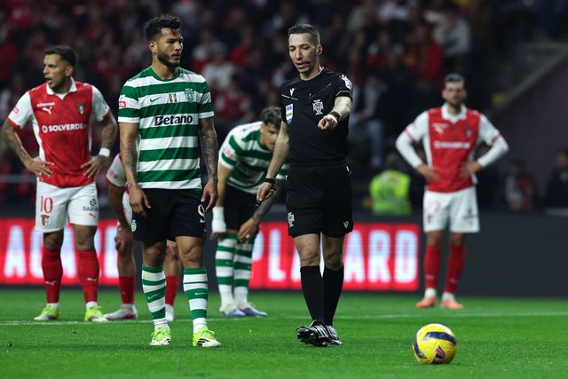 Miguel Nogueira foi o árbitro da partida - Foto: LUSA