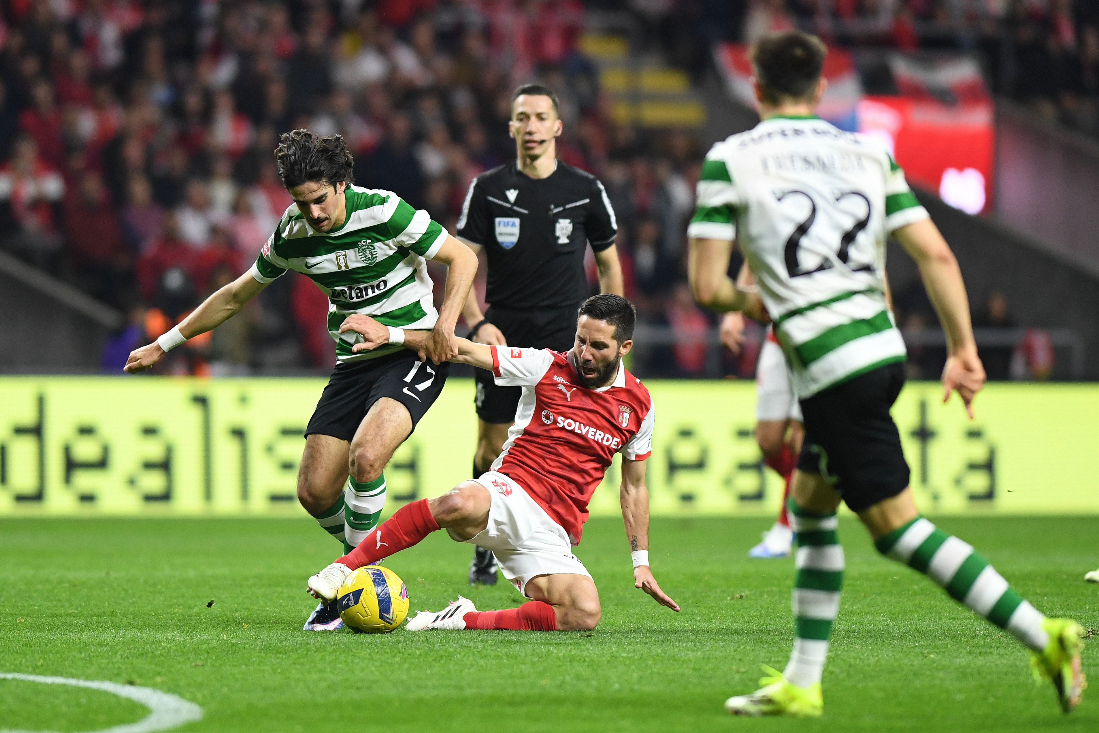 Moutinho e Trincão disputam a bola no jogo entre o SC Braga e o Sporting - Foto: Rogério Ferreira/Kapta+