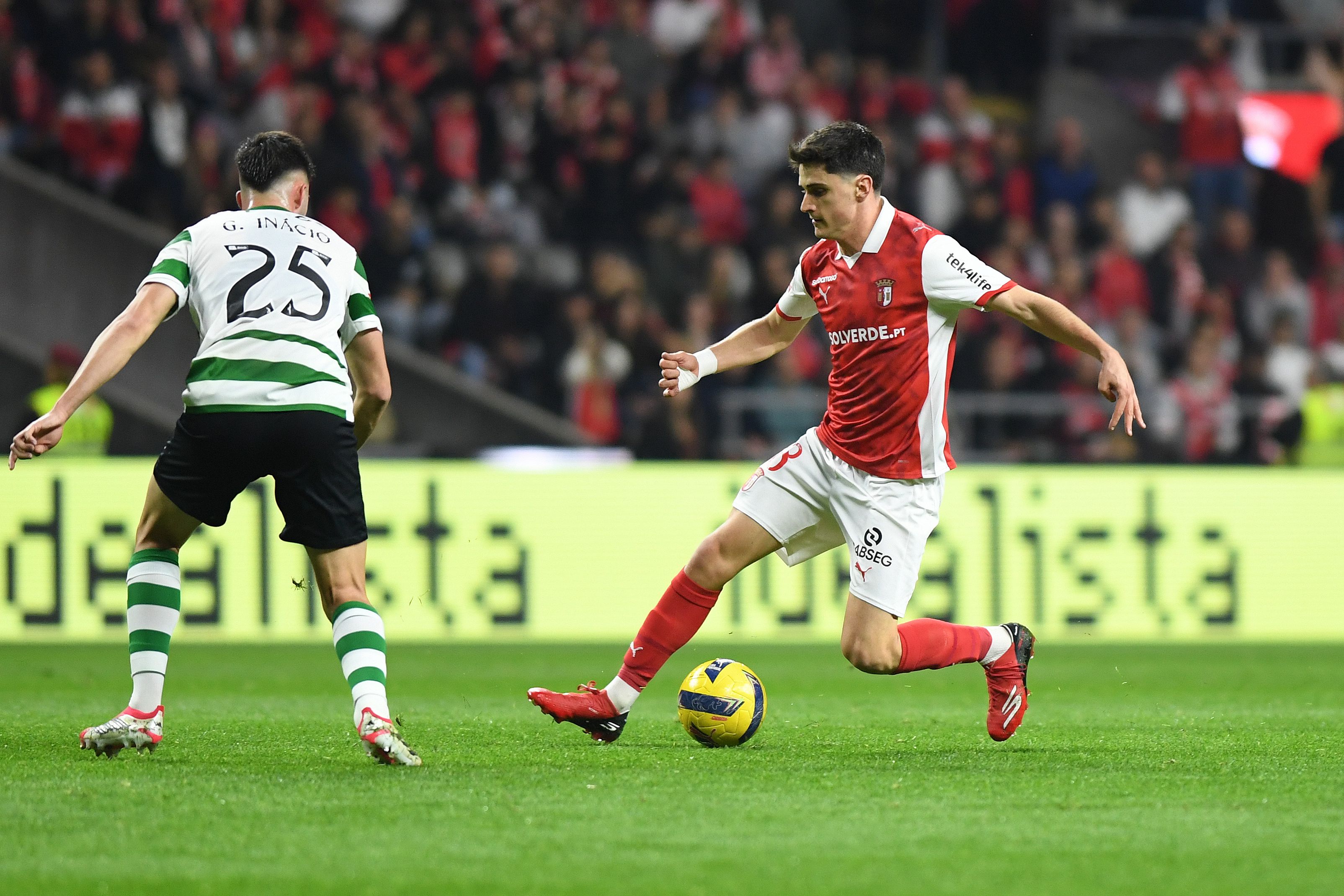 Pau Victor encara Gonçalo Inácio no jogo entre o SC Braga e o Sporting - Foto: Rogério Ferreira/Kapta+