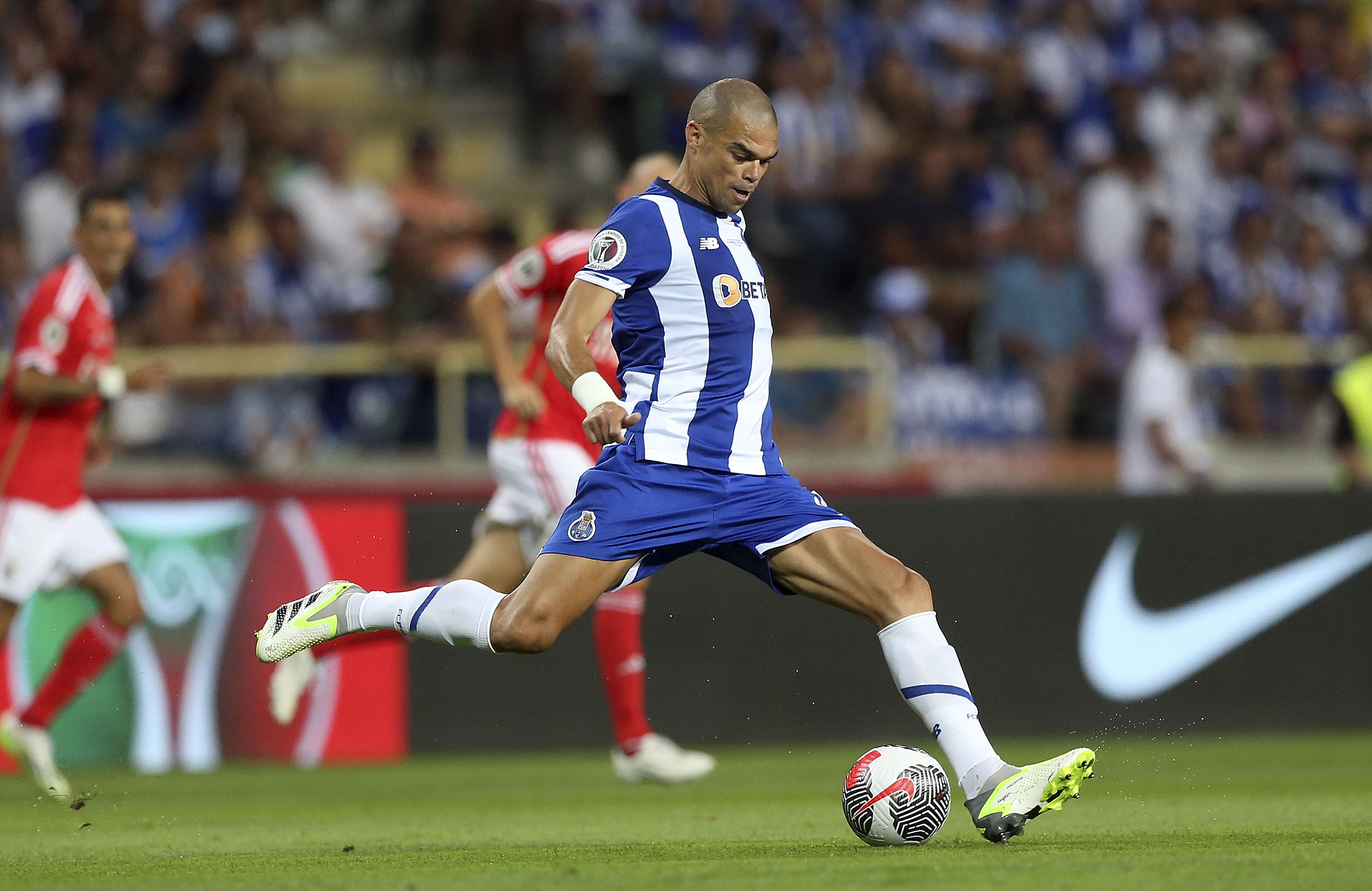 11.º Pepe (FC Porto), 16 jogos, 1 golo. Foto A BOLA