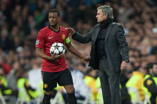 Patrice Evra, antigo capitão do Manchester United, e José Mourinho, ex-treinador do Real Madrid