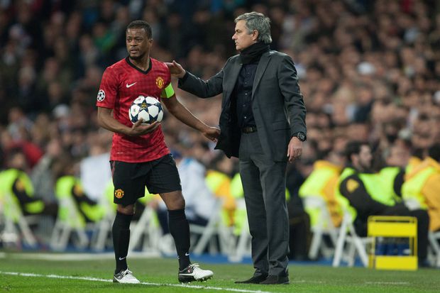 Patrice Evra, antigo capitão do Manchester United, e José Mourinho, ex-treinador do Real Madrid