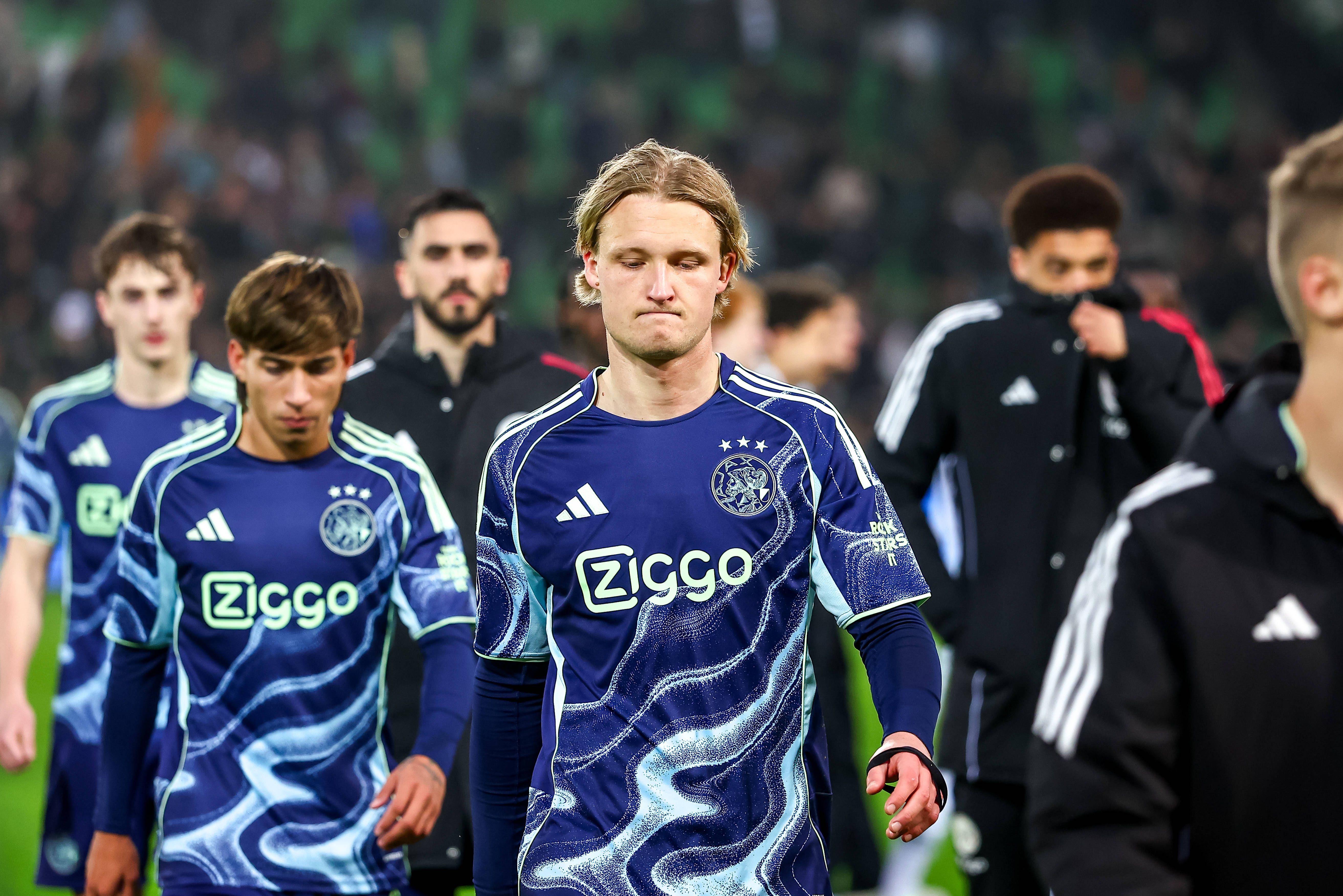 Jogadores do Ajax frustrados com a derrota em Groningen