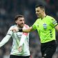 Kokçu a protestar uma decisão da equipa de arbitragem no Besiktas-Galatasaray
