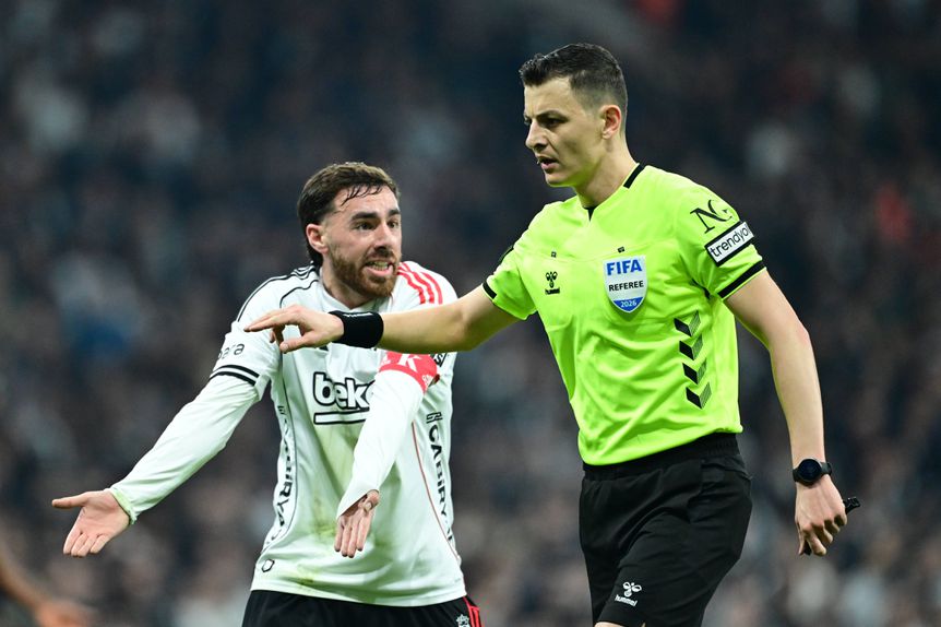 Kokçu a protestar uma decisão da equipa de arbitragem no Besiktas-Galatasaray