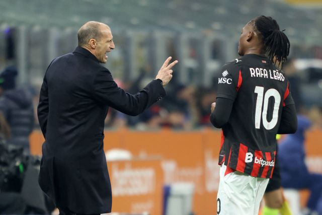 Allegri, treinador do Milan, a dar indicações a Rafael Leão, estrela da equipa