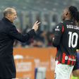 Allegri, treinador do Milan, a dar indicações a Rafael Leão, estrela da equipa